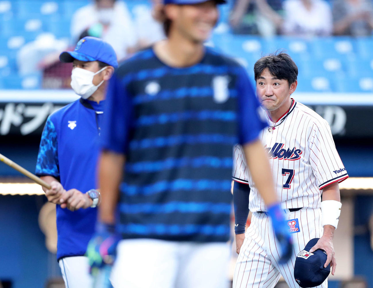 ヤクルト対DeNA　試合前、DeNA三浦監督（左）と言葉を交わすヤクルト内川（撮影・河田真司）