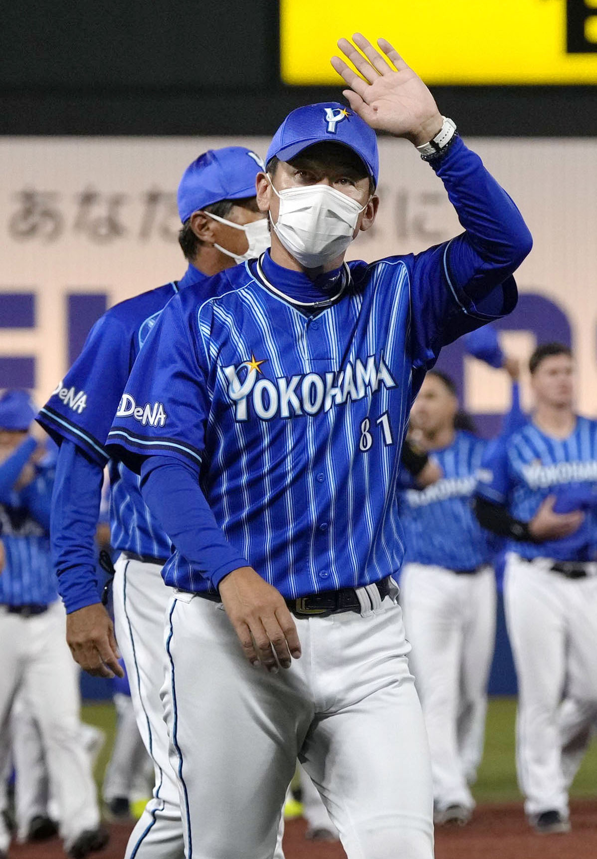 今季最終戦を終え、引き揚げるDeNA・三浦監督（共同）