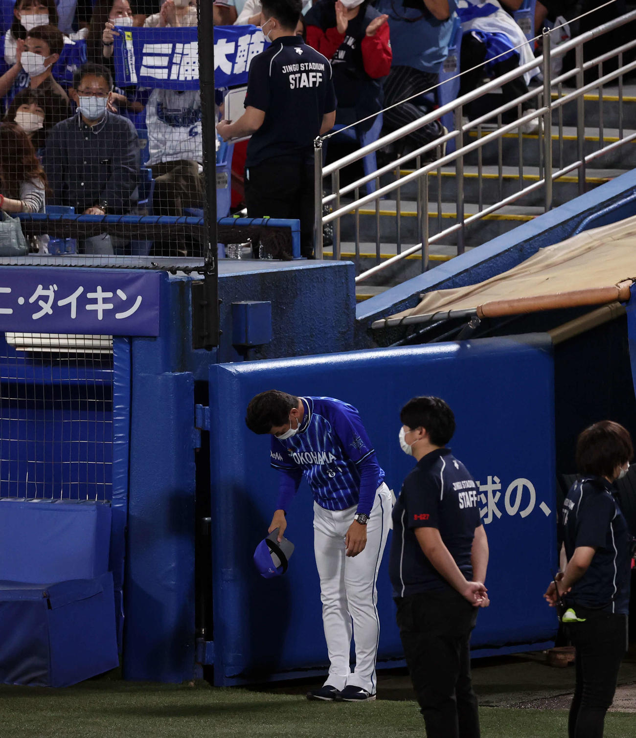 ヤクルト対DeNA　一礼して球場を後にするDeNA三浦監督（撮影・浅見桂子）