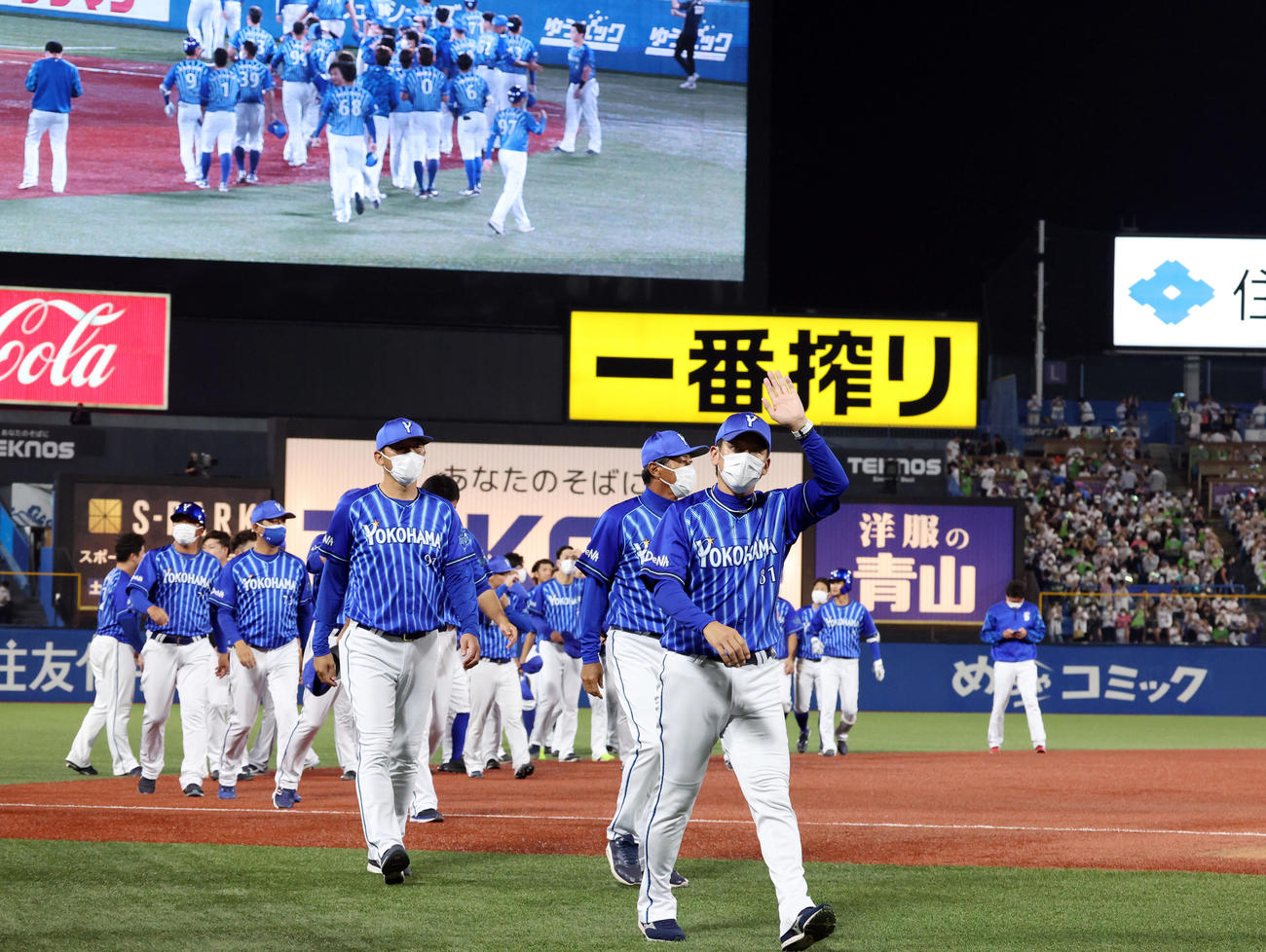 ヤクルト対DeNA　試合後、シーズン終了のあいさつをした後、引き揚げる三浦監督（中央）とDeNAの選手たち（撮影・狩俣裕三）