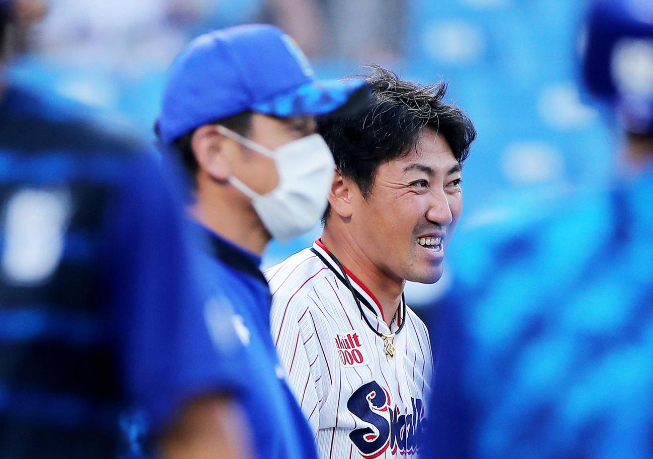 ヤクルト対DeNA　試合前、DeNA三浦監督（手前）と言葉を交わすヤクルト内川（撮影・河田真司）