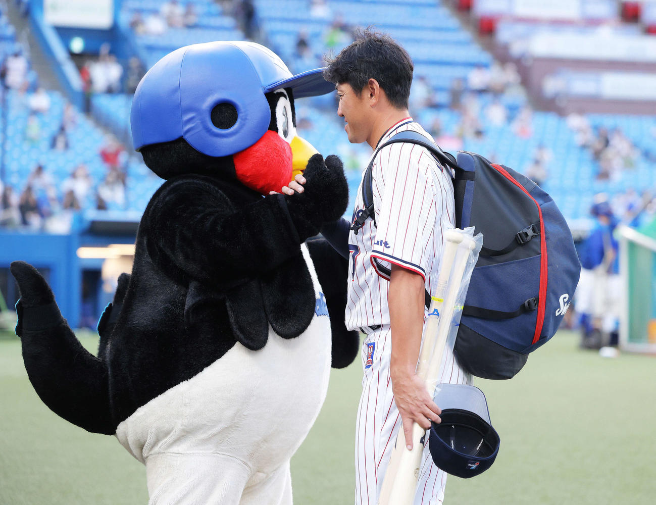 ヤクルト対DeNA　試合前、つば九郎と握手を交わすヤクルト内川（撮影・河田真司）