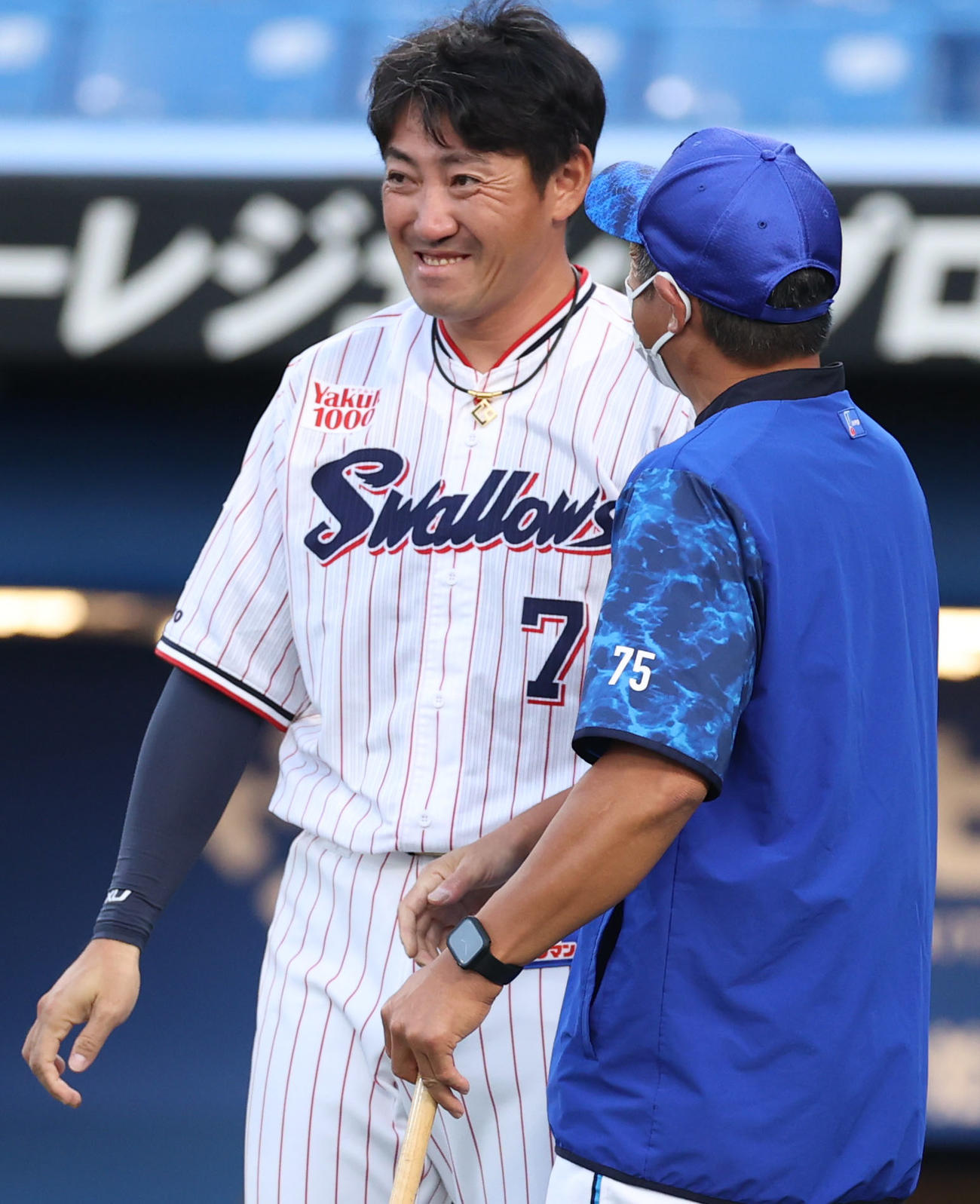 ヤクルト対DeNA　試合前、石井コーチ（右）と話をする内川（撮影・狩俣裕三）