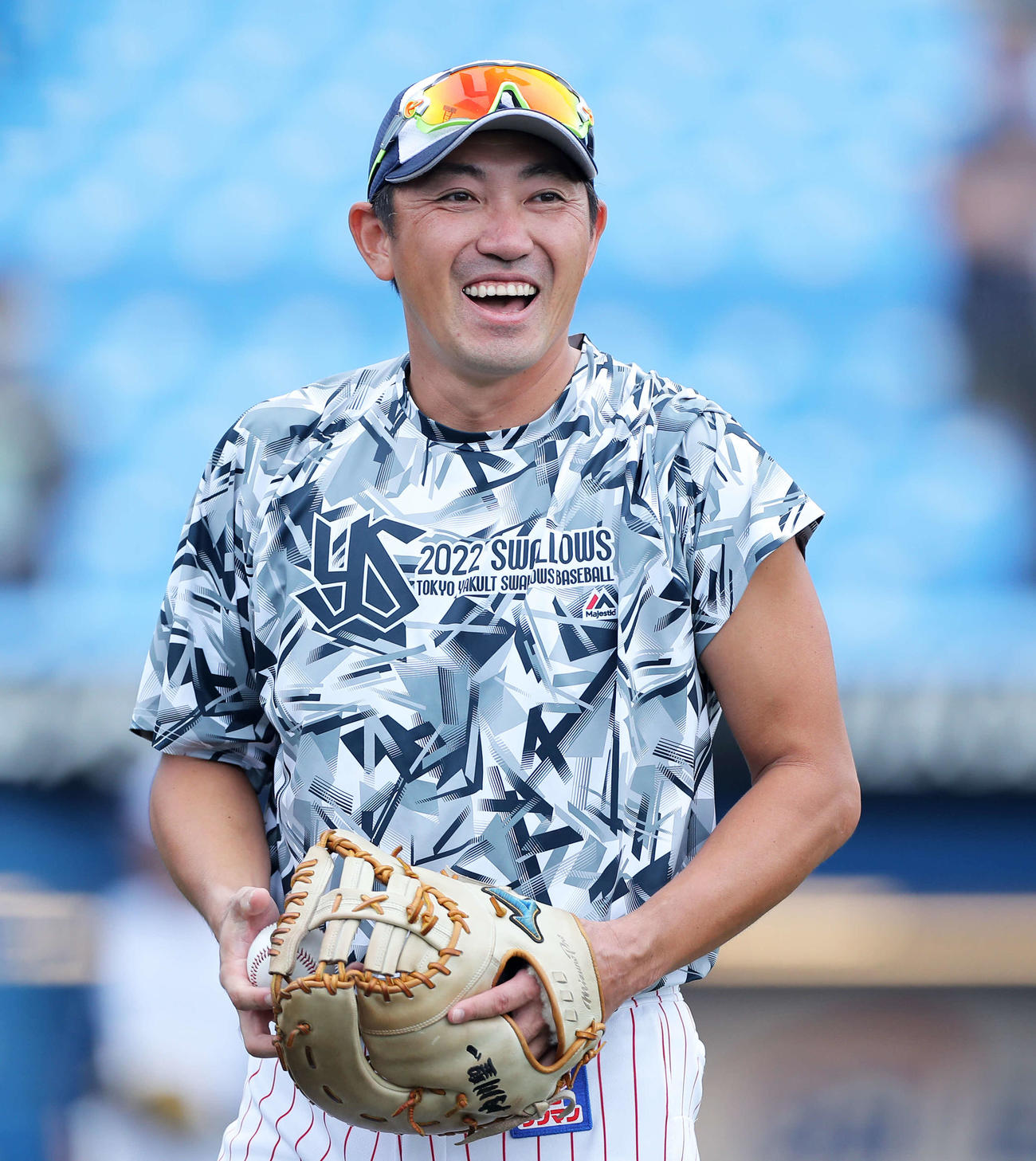 ヤクルト対DeNA　試合前、笑顔でキャッチボールするヤクルト内川（撮影・河田真司）