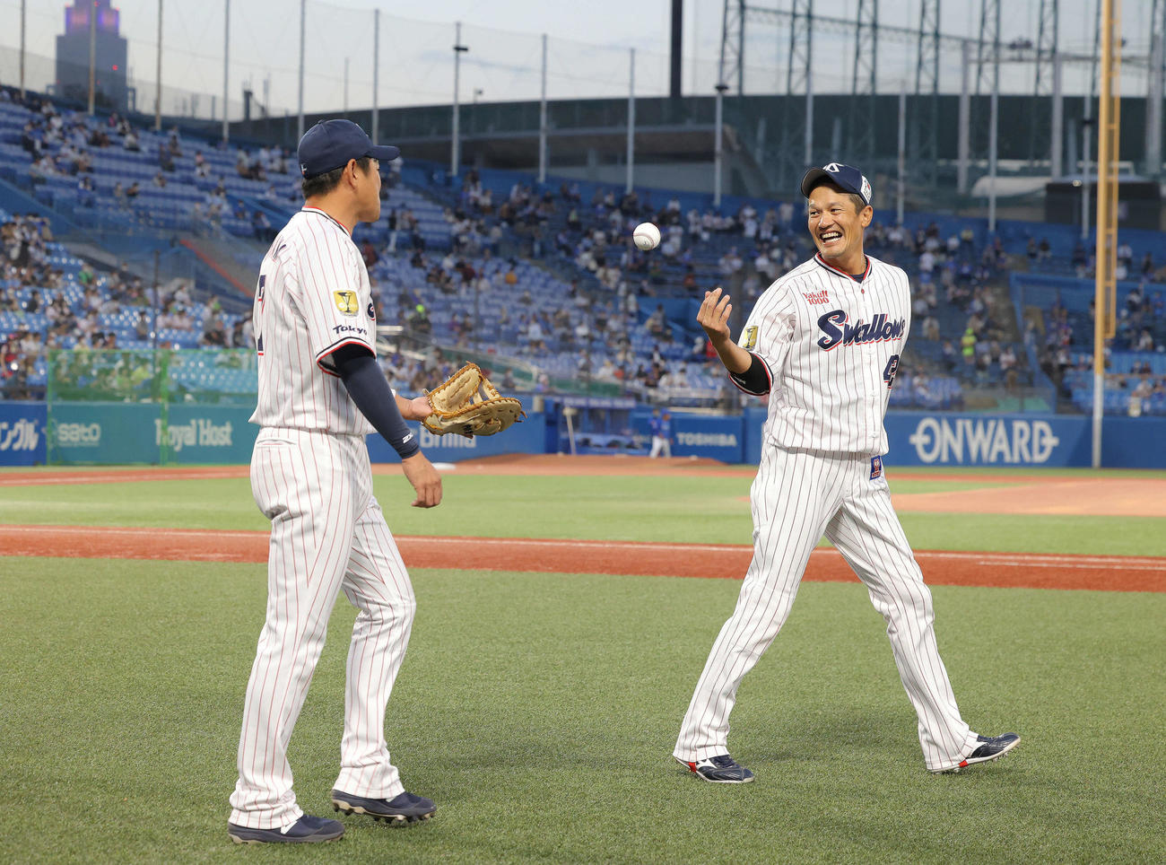ヤクルト対DeNA　試合前、言葉を交わすヤクルト内川（左）と坂口（撮影・河田真司）