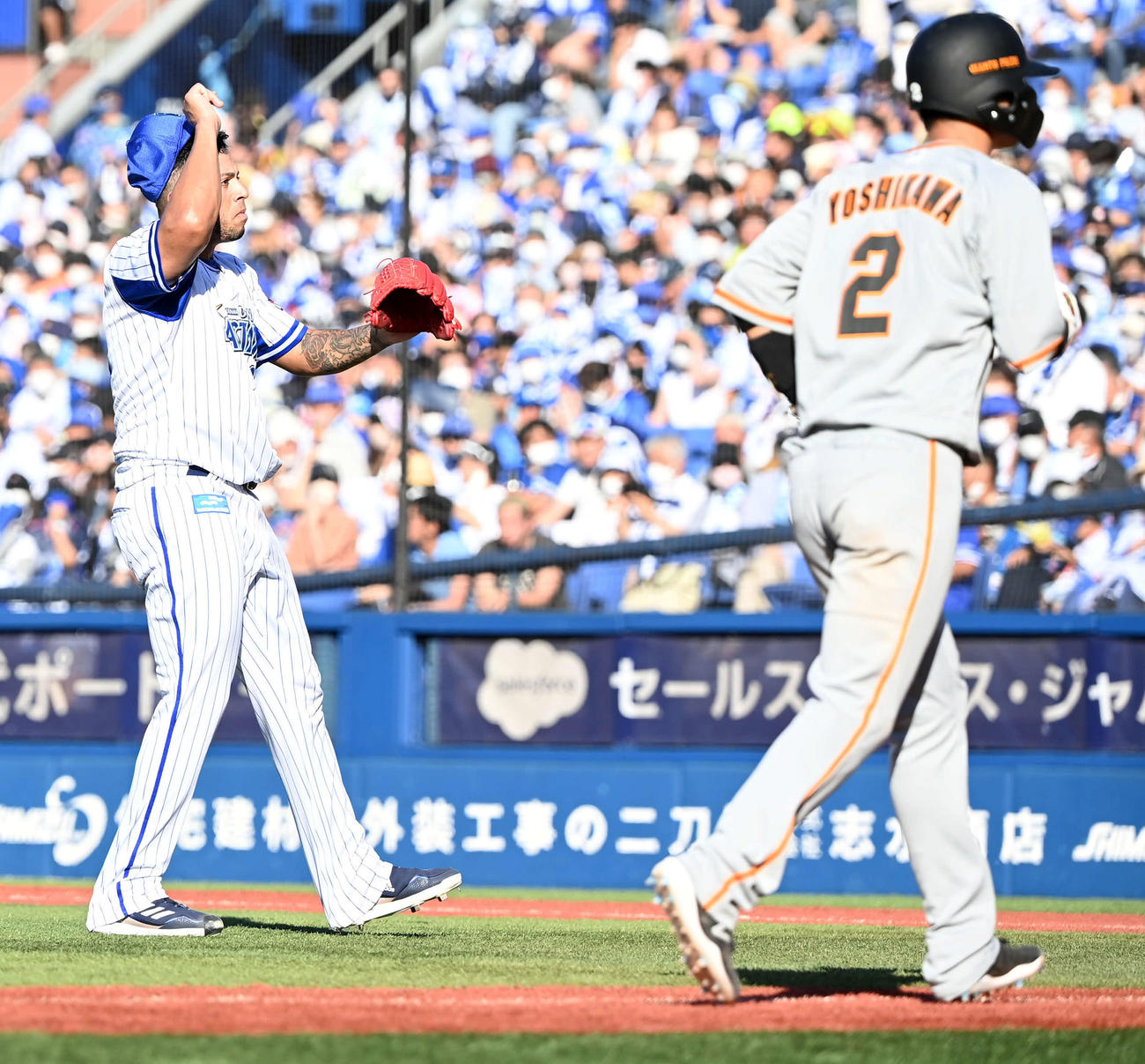 2日の巨人戦、3回表1死満塁、岡本和真に死球を与え押し出しで失点するDeNAロメロ