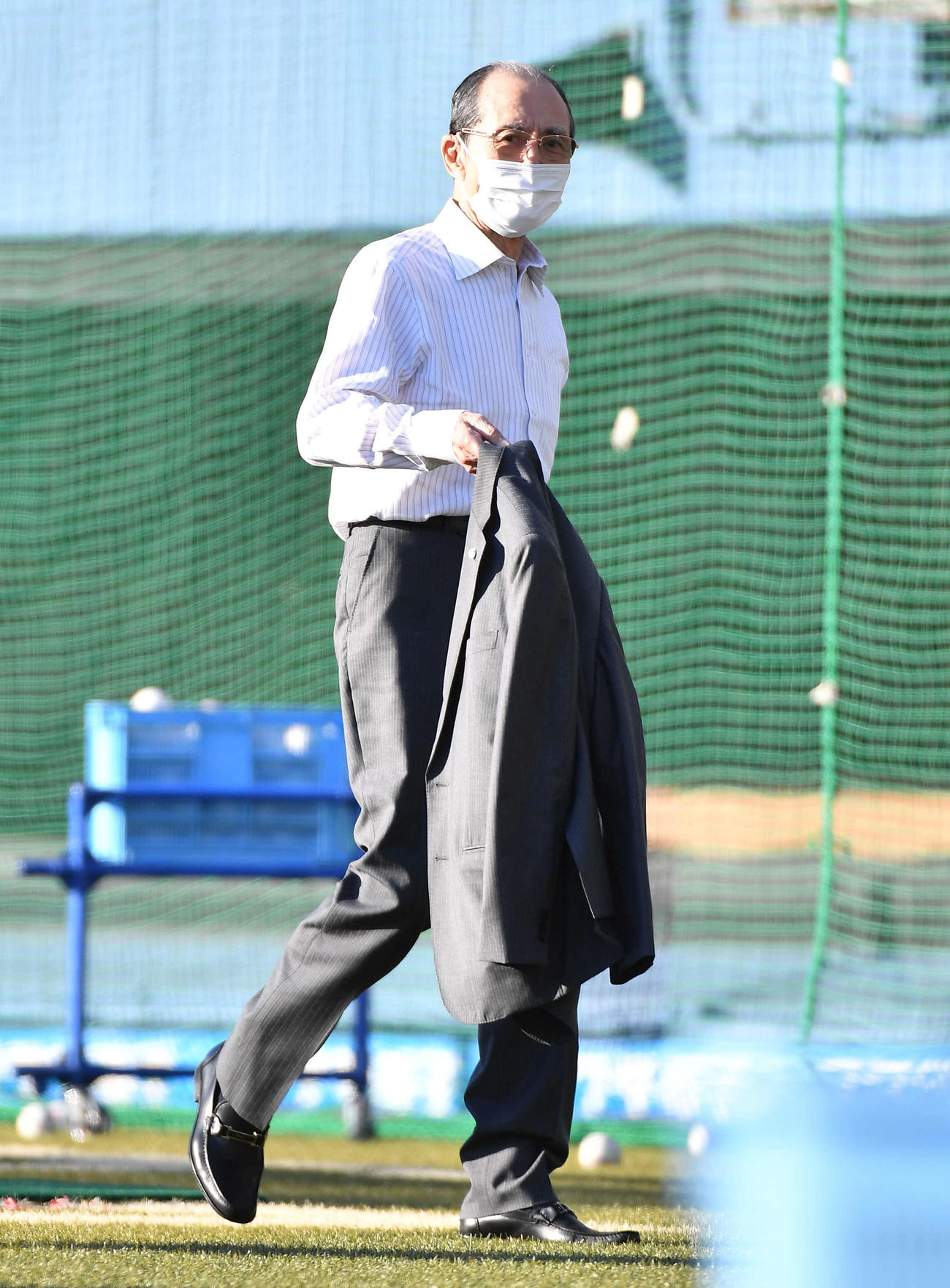 2日、ロッテ戦前のグラウンドに姿を見せた王球団会長
