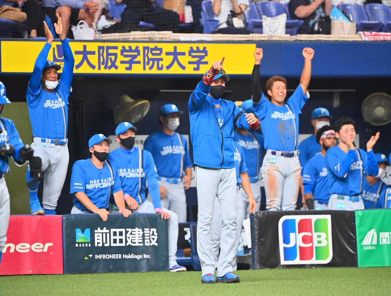 8月7日、オリックス対日本ハム　2回表日本ハム無死一塁、右前にプロ初安打を放った片岡を祝福する新庄監督（手前）