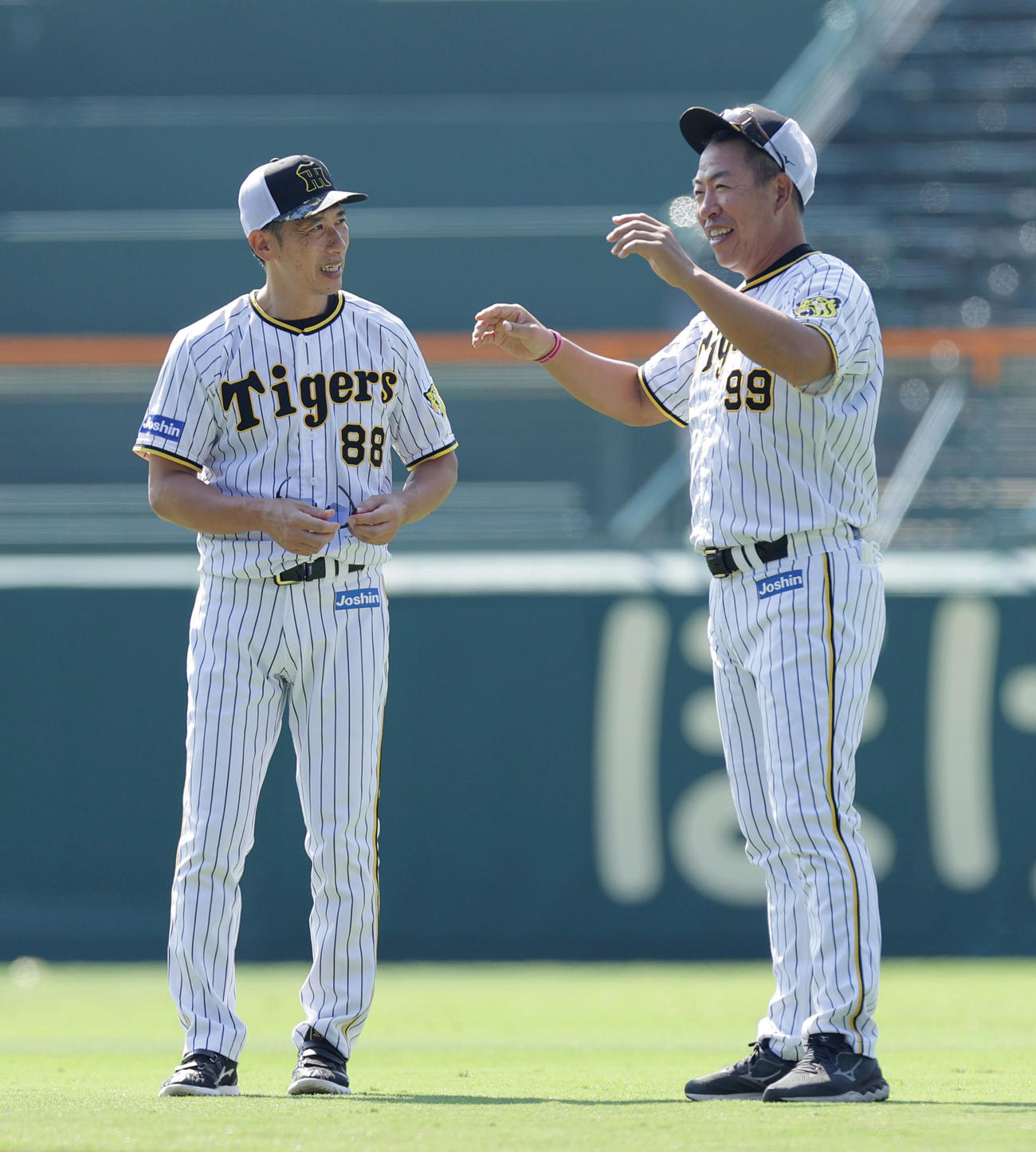 井上ヘッドコーチ（右）と矢野監督（2022年10月1日撮影）