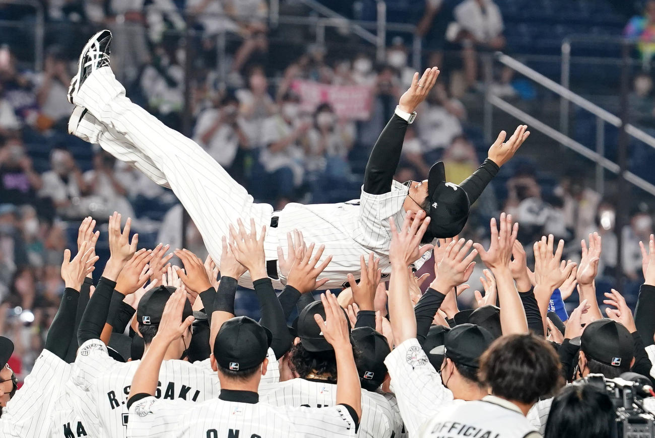 シーズン最終戦セレモニーで退任を発表し、選手たちに胴上げされるロッテ井口資仁監督（2022年10月2日撮影）