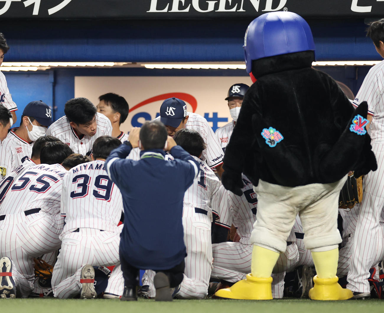 ヤクルト対DeNA　試合前の円陣で声出しする坂口（中央）（撮影・狩俣裕三）