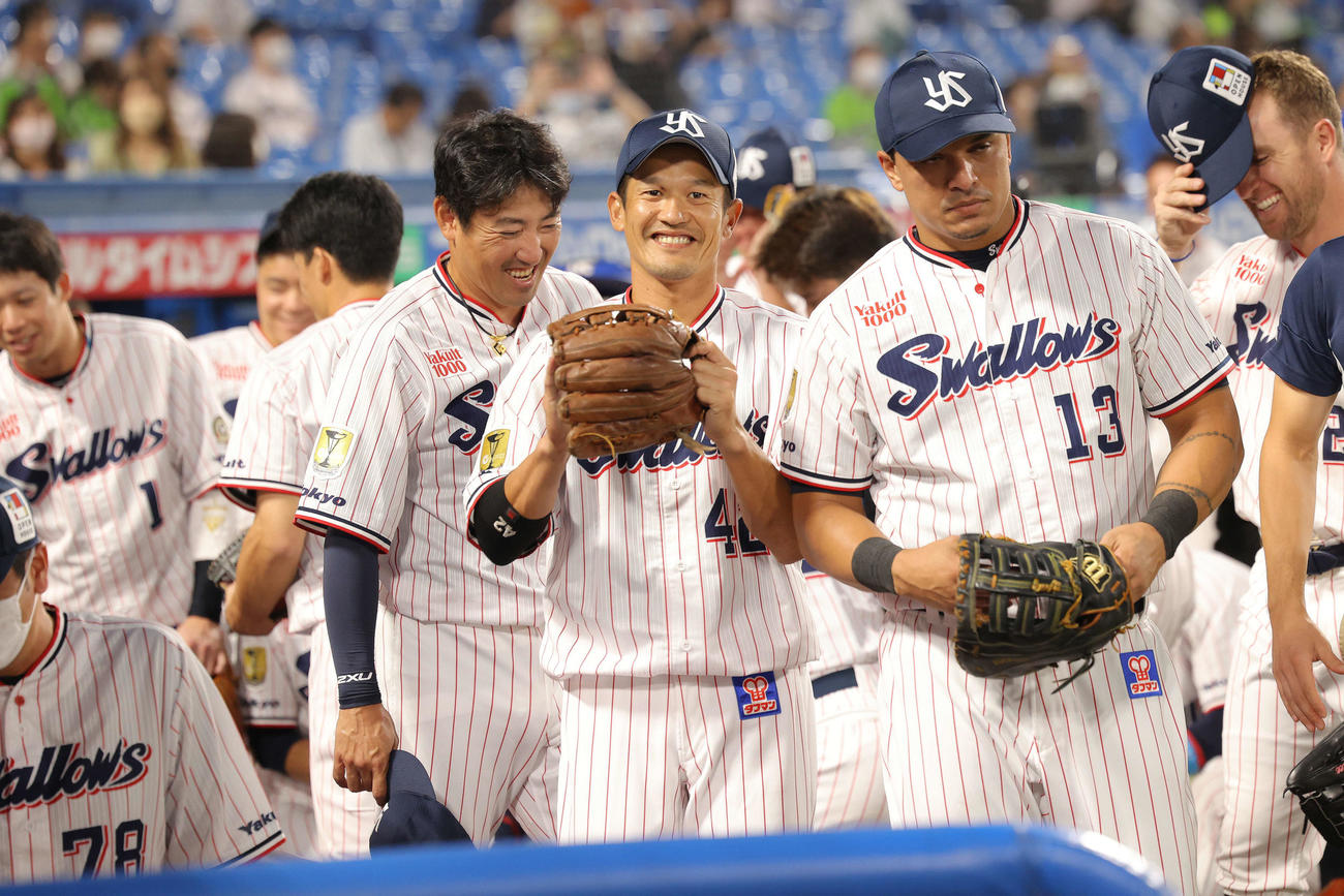 ヤクルト対DeNA　試合前円陣を終え笑顔を見せるヤクルト内川（手前左）と坂口（撮影・河田真司）