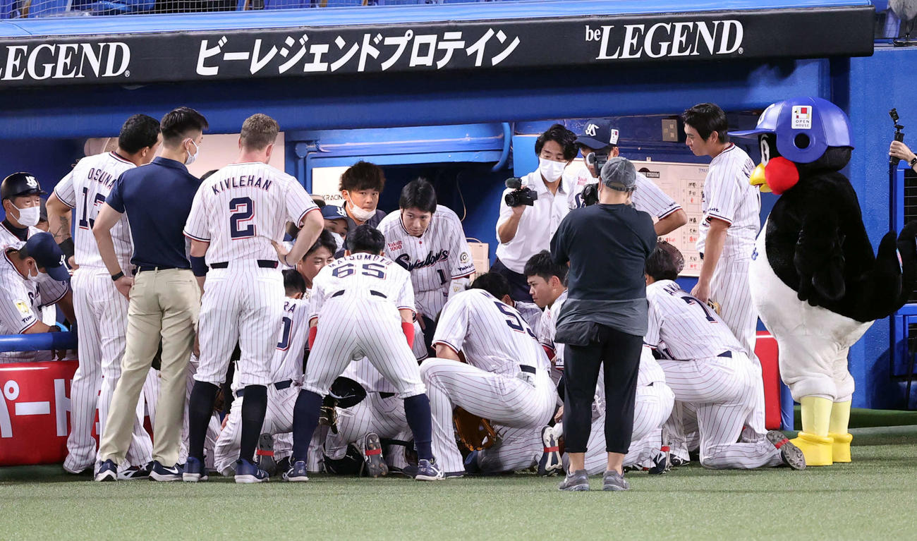 ヤクルト対DeNA　ヤクルトの試合前円陣で、声を出す内川（中央左）（撮影・浅見桂子）