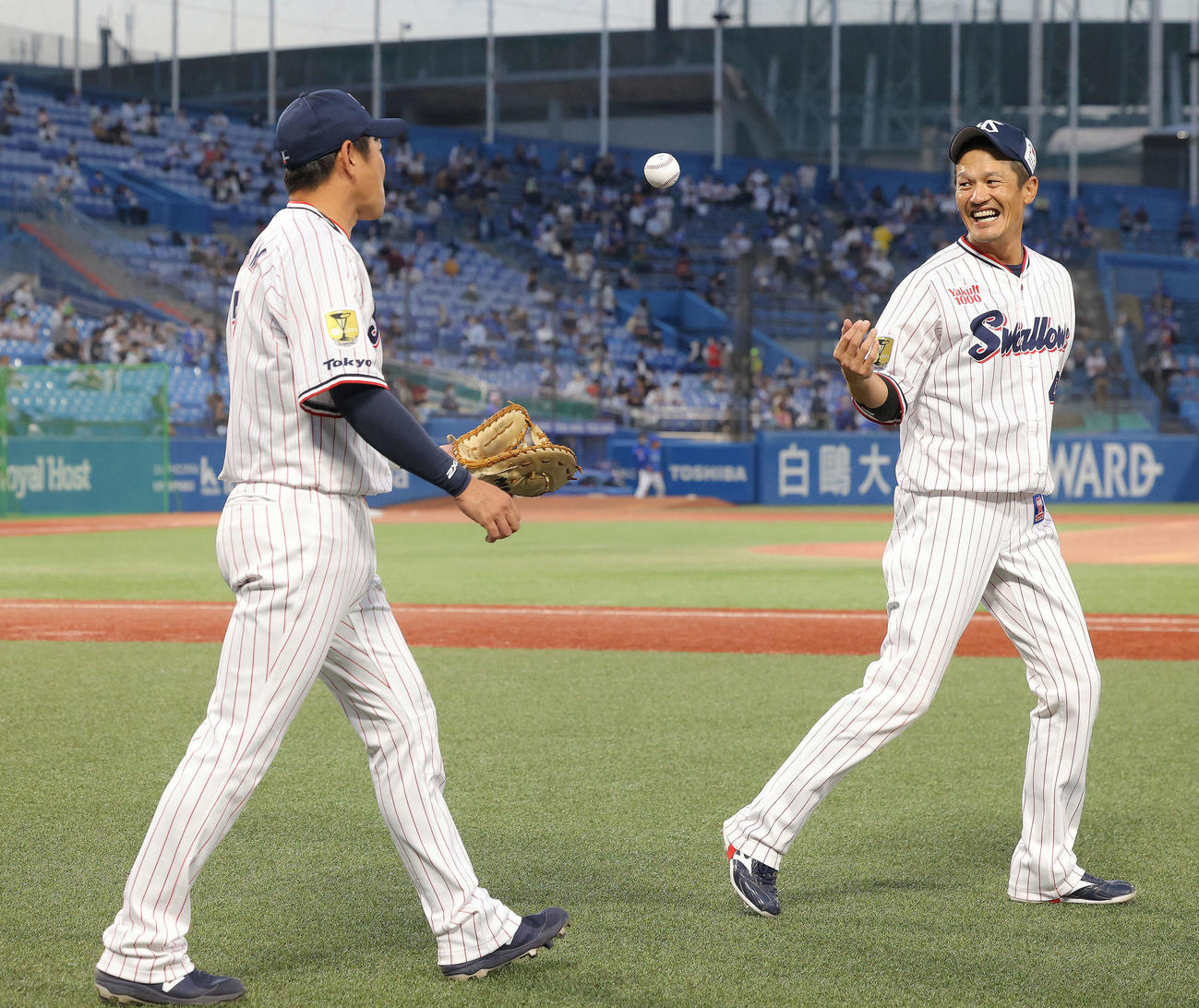 ヤクルト対DeNA　試合前、言葉を交わすヤクルト内川（左）と坂口（撮影・河田真司）