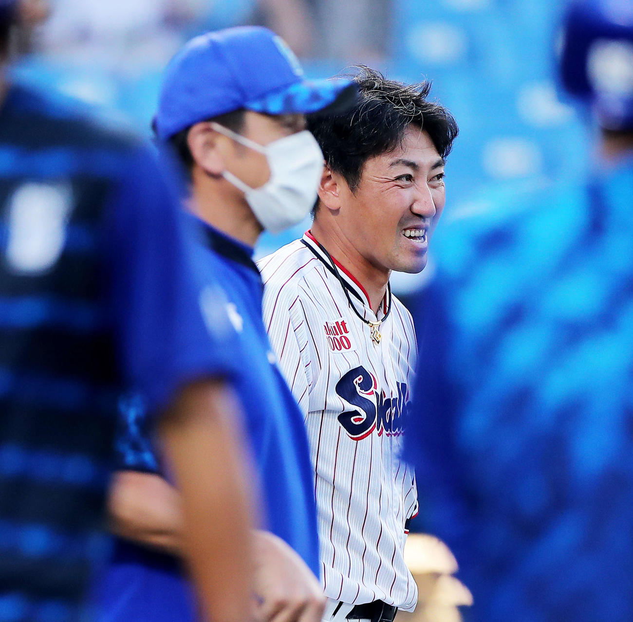 ヤクルト対DeNA　試合前、DeNA三浦監督（手前）と言葉を交わすヤクルト内川（撮影・河田真司）