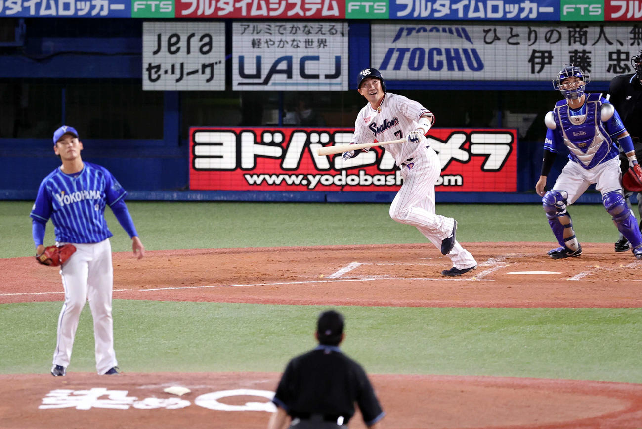 ヤクルト対DeNA 1回裏ヤクルト2死一、三塁、内川は中飛も明るい表情で打球を見つめる。投手坂本（撮影・浅見桂子）
