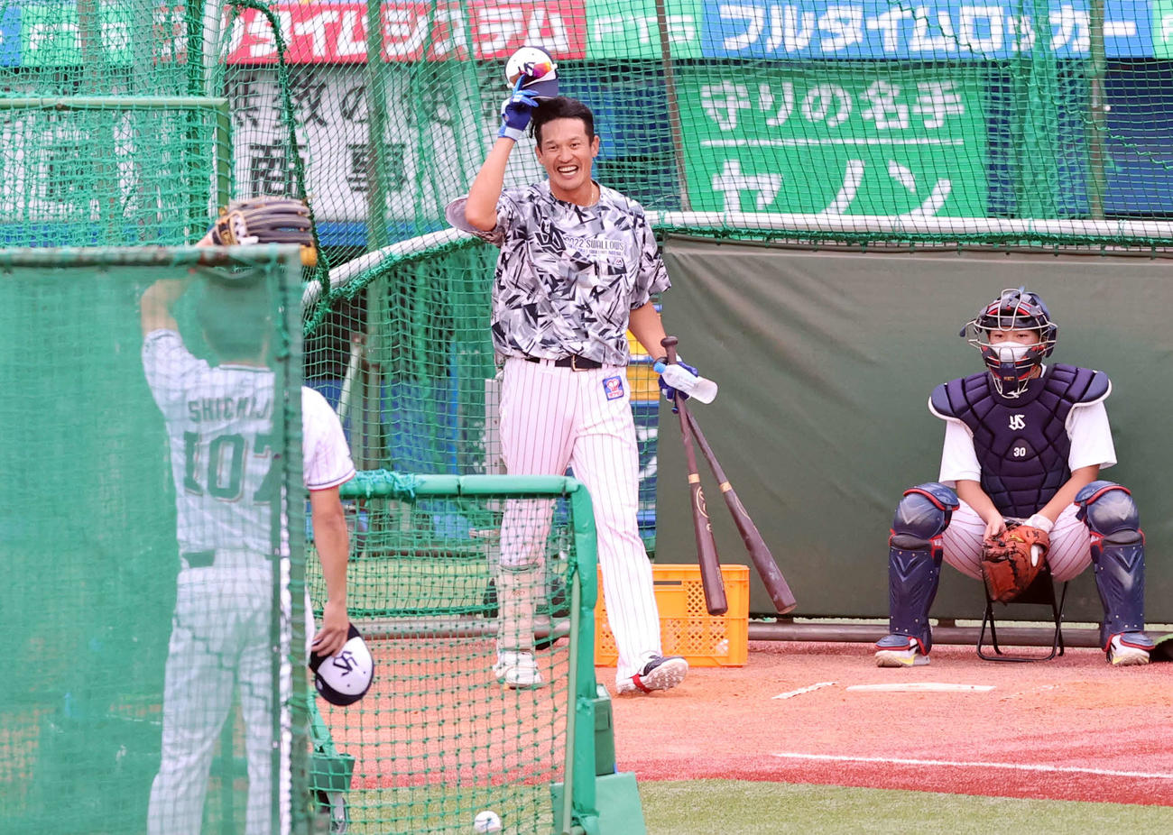 ヤクルト対DeNA　フリー打撃を終えて笑顔であいさつする坂口（撮影・浅見桂子）