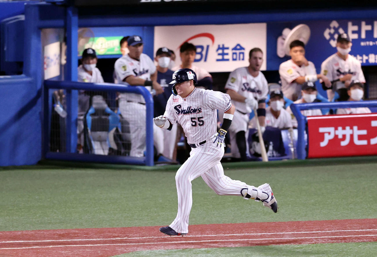 ヤクルト対DeNA 1回裏ヤクルト1死一、二塁、村上は二塁ゴロも必死に走る（撮影・浅見桂子）
