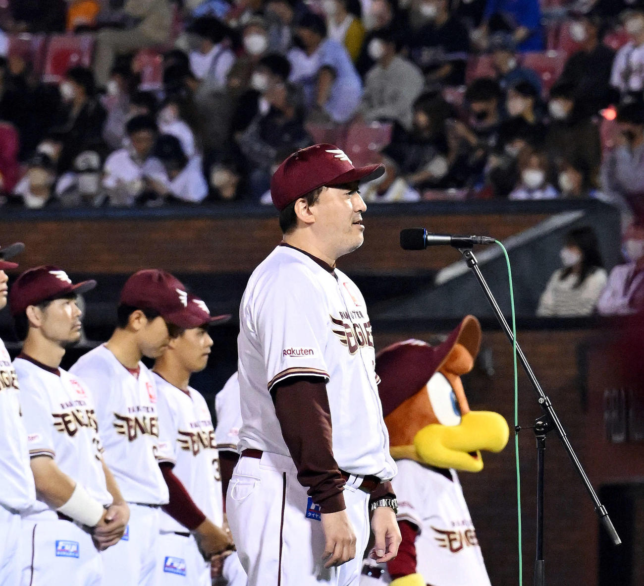 2日、最終戦セレモニーであいさつする楽天石井GM兼監督