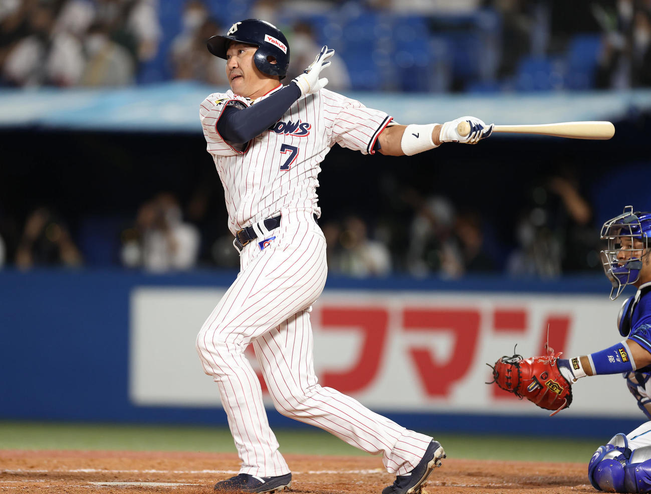 ヤクルト対DeNA 3回裏ヤクルト1死一、二塁、左翼線に適時二塁打を放つ内川（撮影・狩俣裕三）