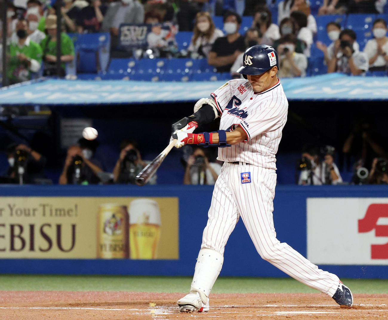 ヤクルト対DeNA 1回裏ヤクルト1死、左前打を放つ坂口（撮影・狩俣裕三）