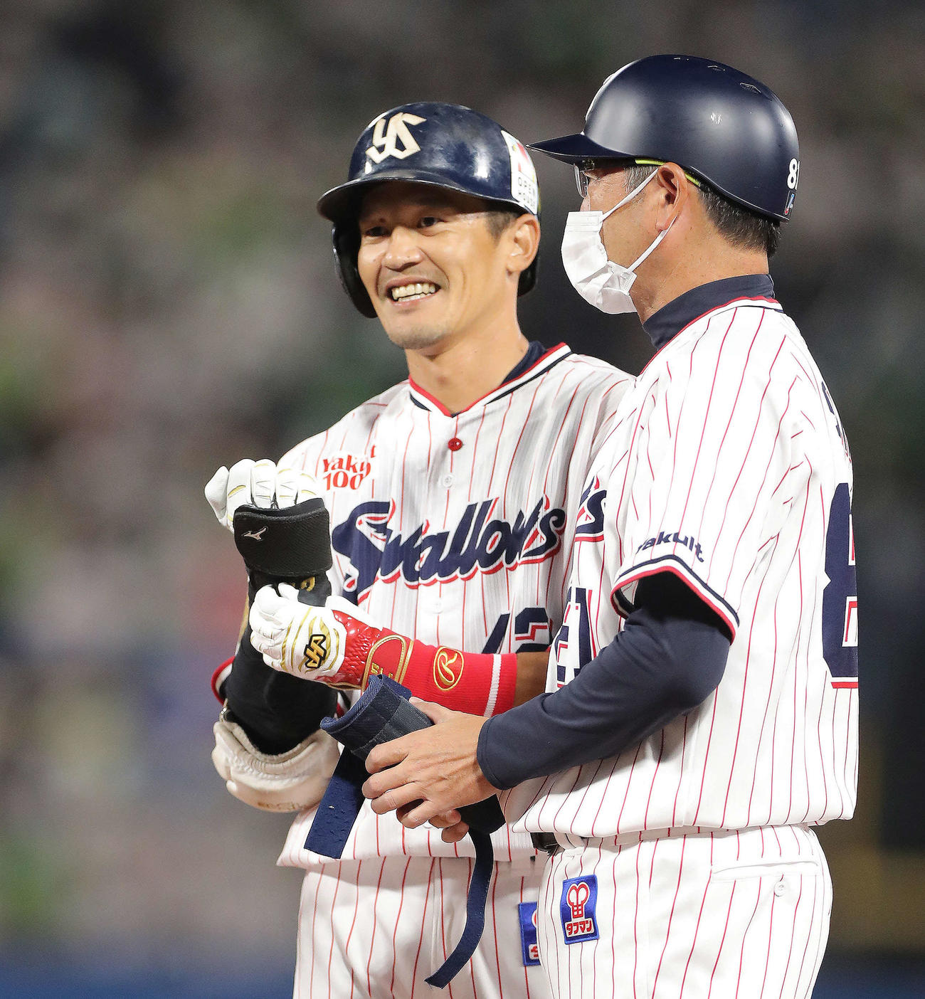 ヤクルト対DeNA 1回裏ヤクルト1死、左前打を放ち笑顔で出塁する坂口（撮影・河田真司）