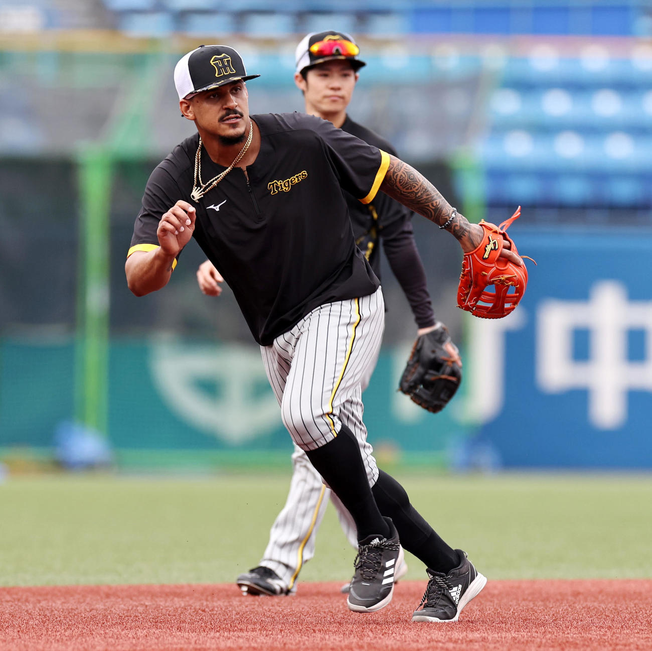 5月19日、内野ノックを受けるマルテ。後方は中野