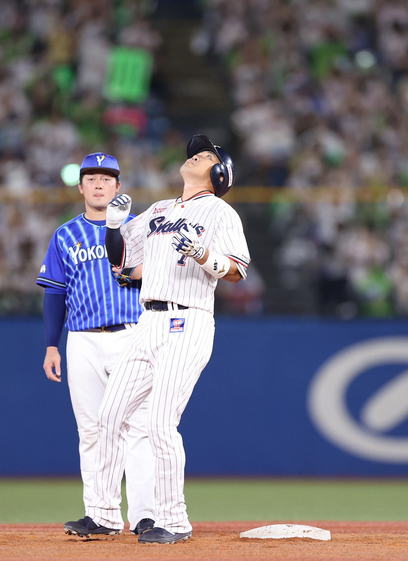 ヤクルト対DeNA 3回裏ヤクルト1死一、二塁、現役最後の打席で適時二塁打を放ち、天を見上げる内川（撮影・狩俣裕三）