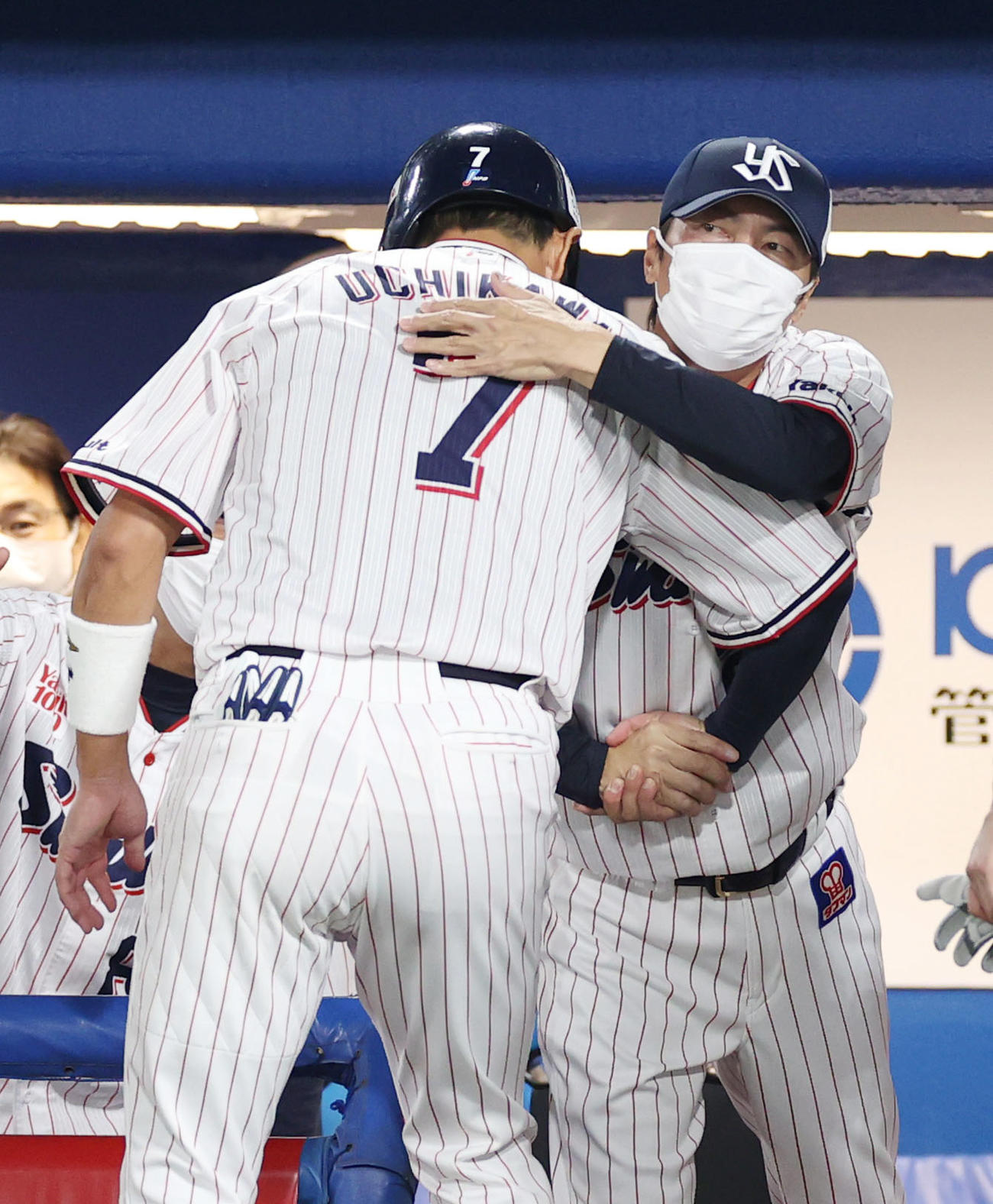 ヤクルト対DeNA 3回裏ヤクルト1死二、三塁、キブレハンの3点本塁打で生還した内川（左）を抱き締める高津監督（撮影・狩俣裕三）