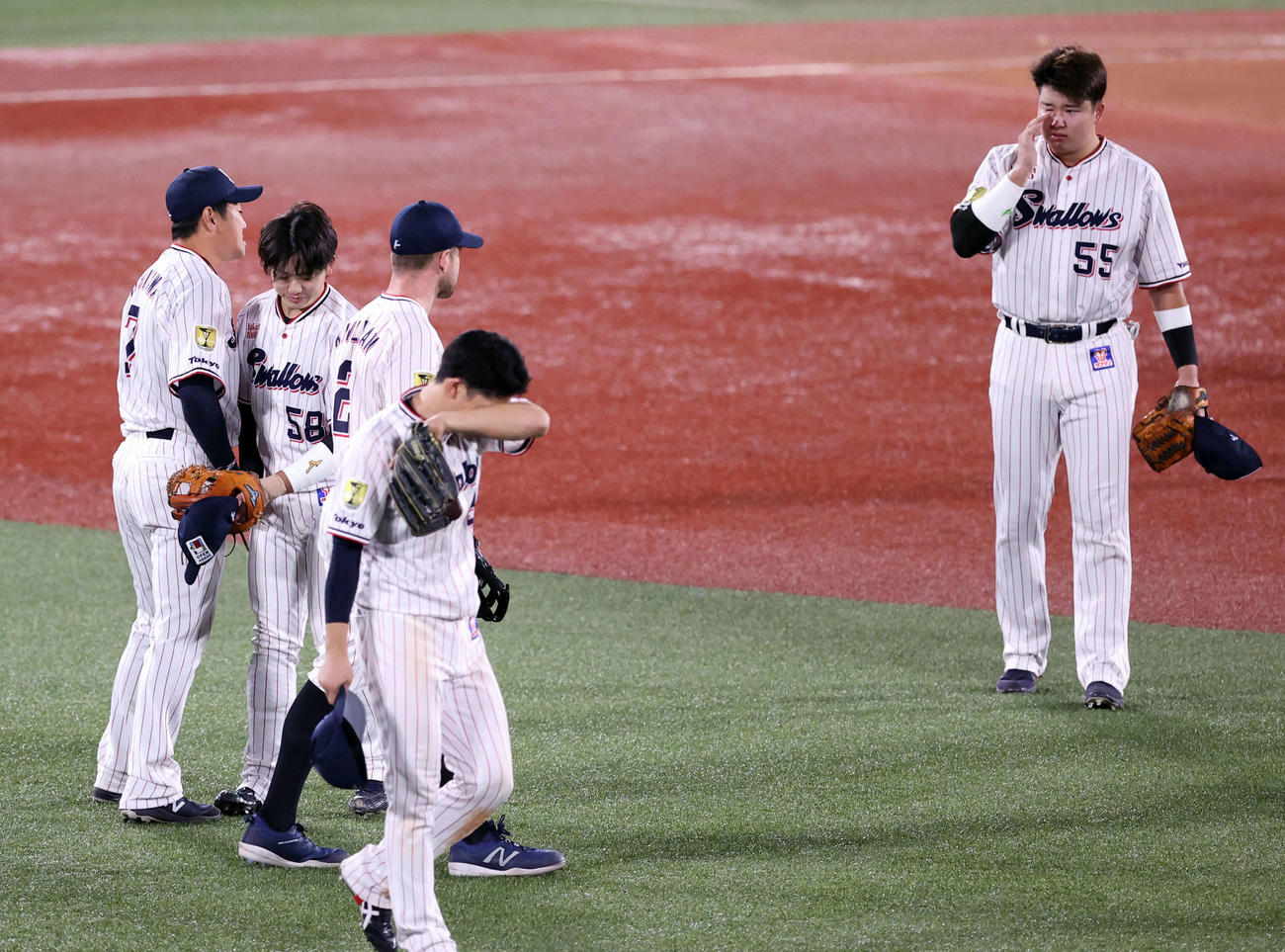 ヤクルト対DeNA 4回表DeNA無死、交代する内川（左）があいさつする奥で涙する村上（右）（撮影・浅見桂子）