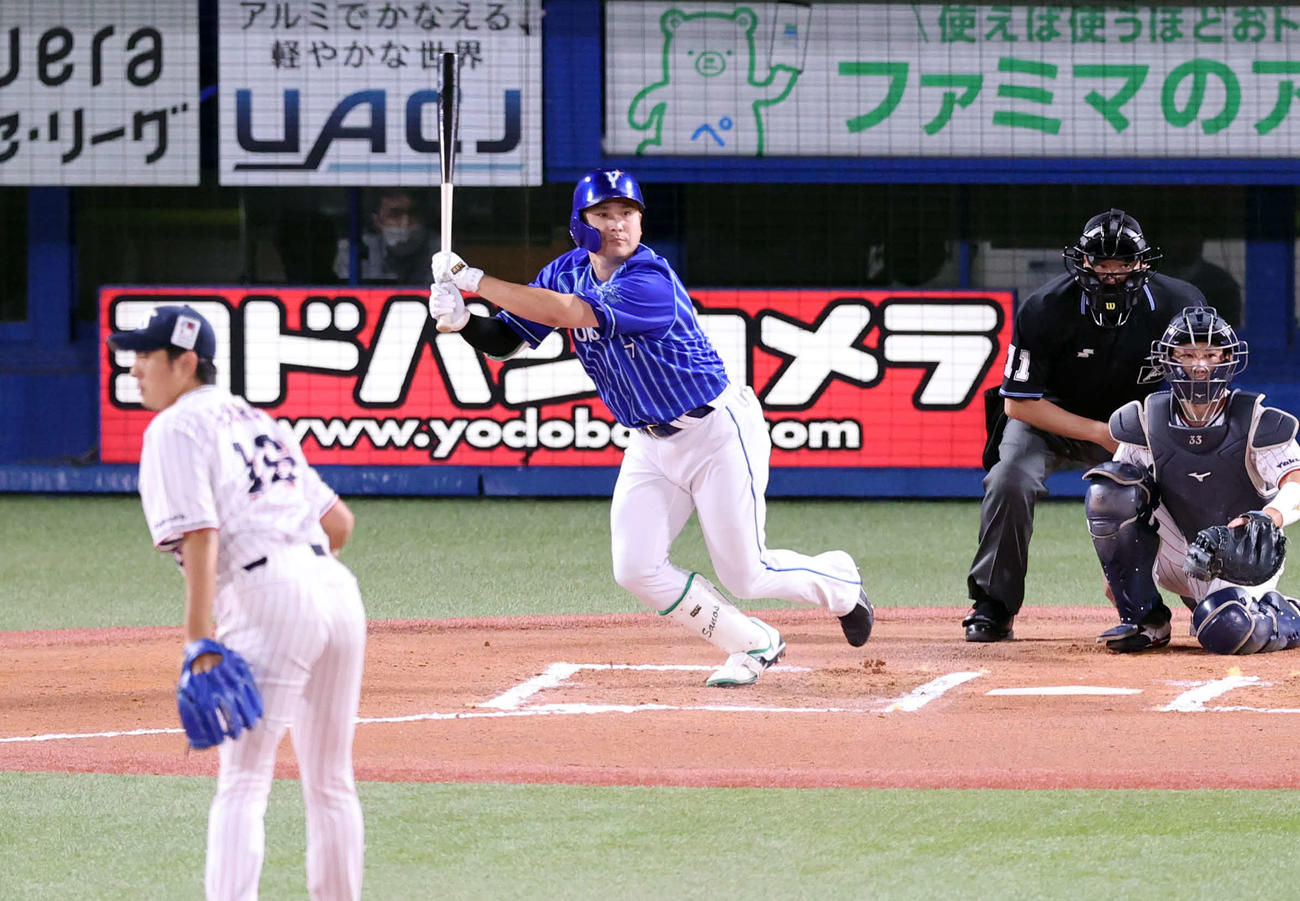 ヤクルト対DeNA 6回表DeNA無死、佐野は左前打を放つ。投手原（撮影・浅見桂子）
