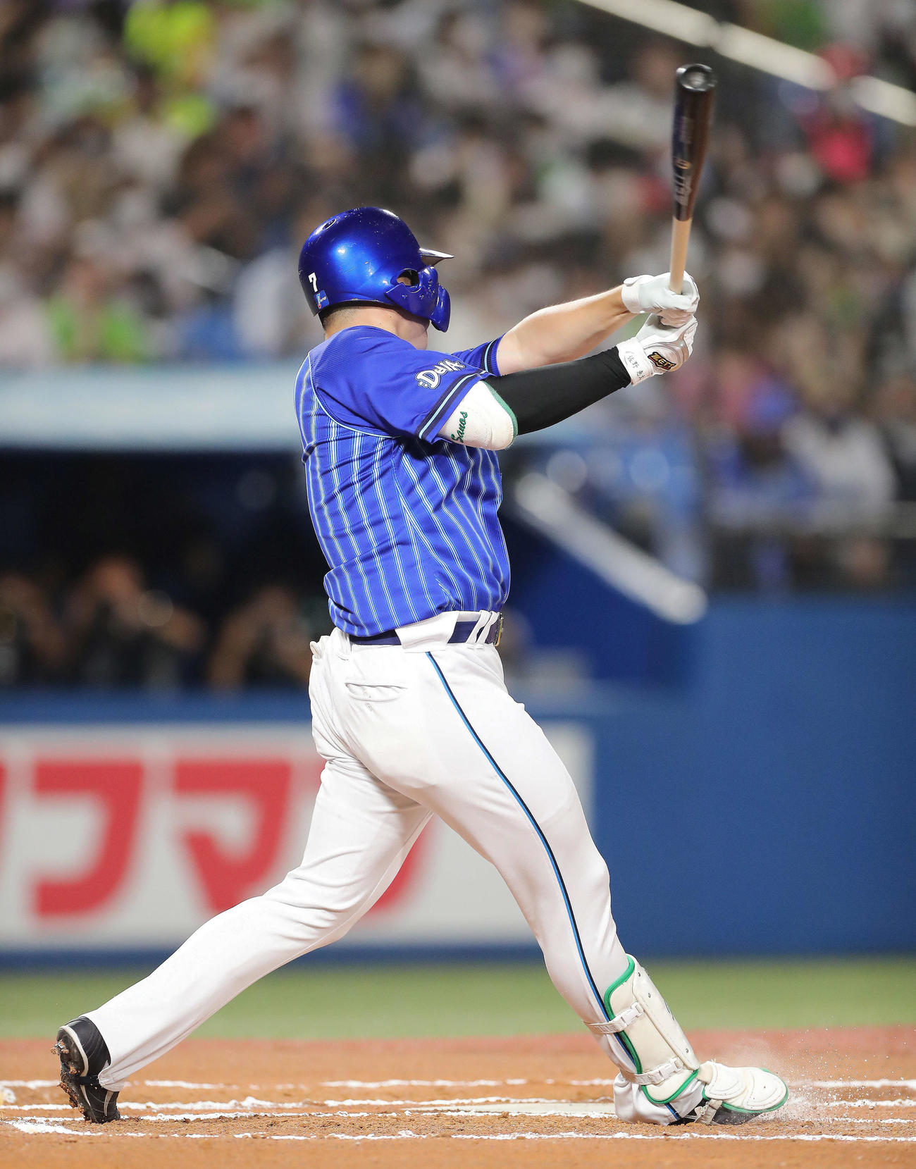 ヤクルト対DeNA 6回表DeNA無死、左前打を放つ佐野（撮影・河田真司）