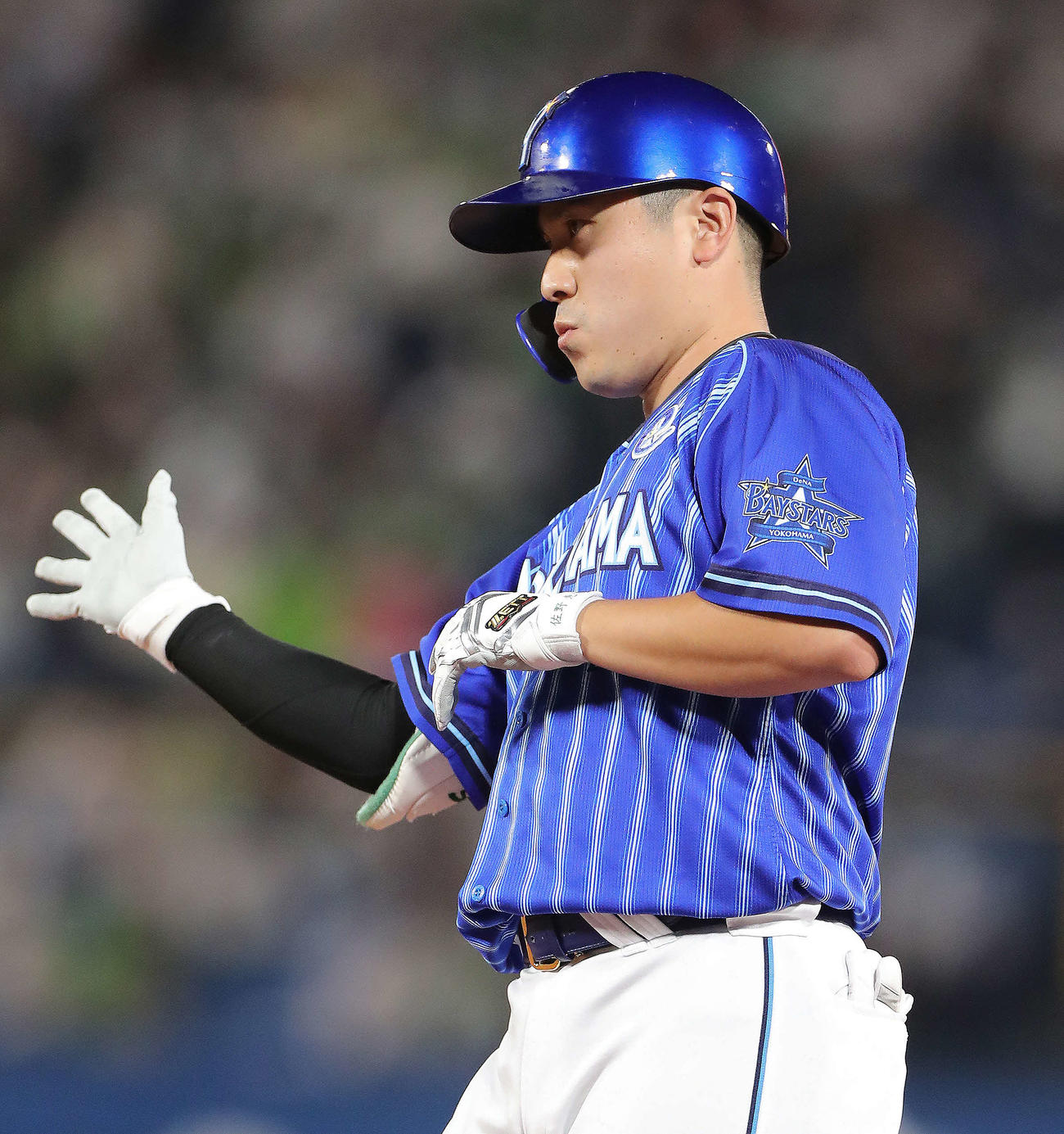 ヤクルト対DeNA 6回表DeNA無死、左前打を放ち出塁する佐野（撮影・河田真司）