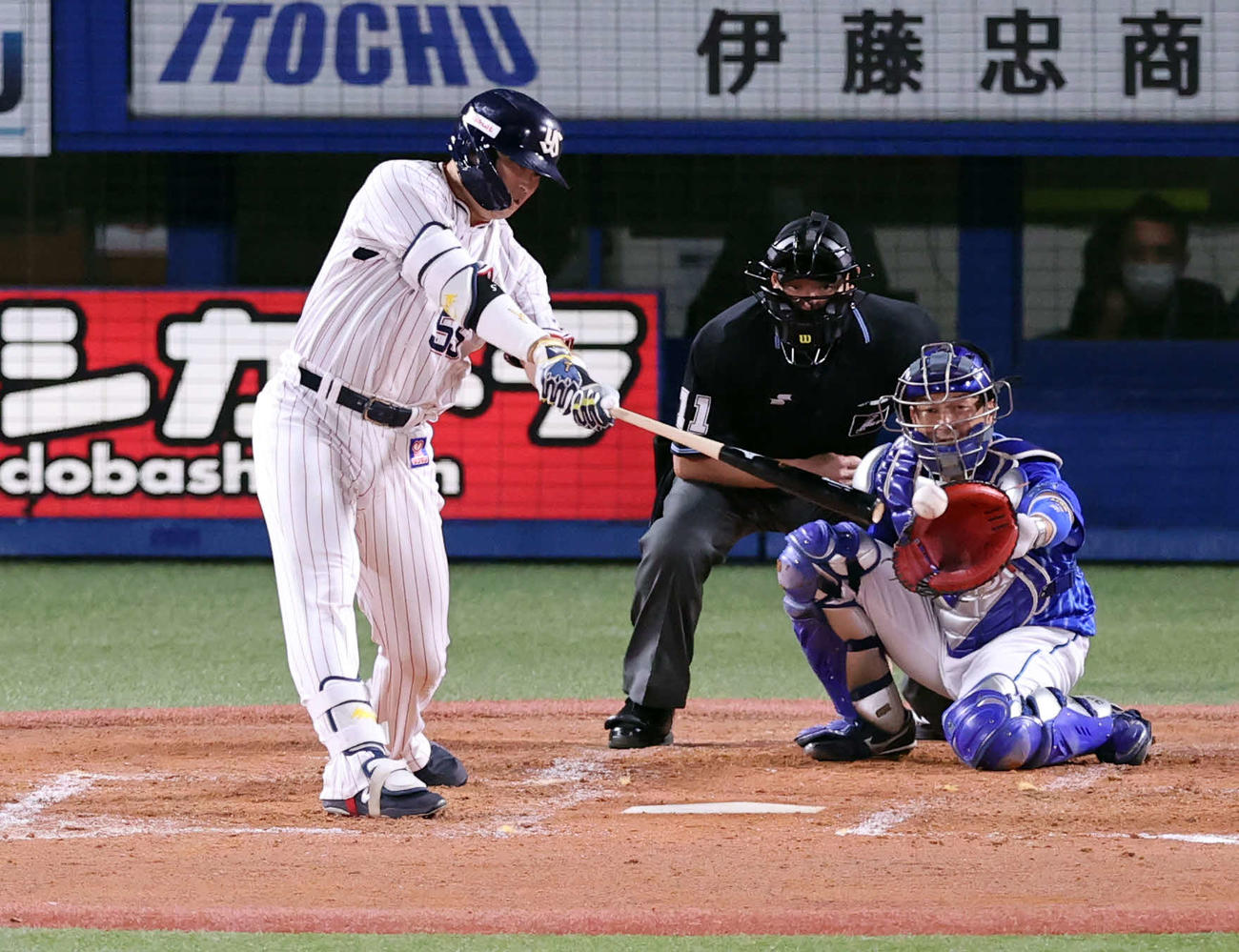 ヤクルト対DeNA 3回裏ヤクルト1死一、二塁、村上は左適時打を放つ（撮影・浅見桂子）