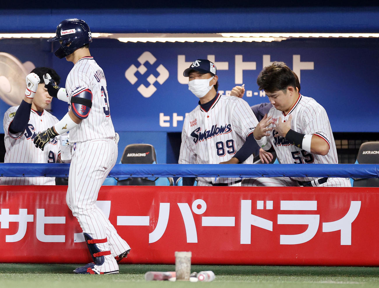 ヤクルト対DeNA 6回裏ヤクルト無死、ソロ本塁打を放った内山壮（左）の背中をさすった後、あやかりたいと自分の胸をさする村上（撮影・狩俣裕三）