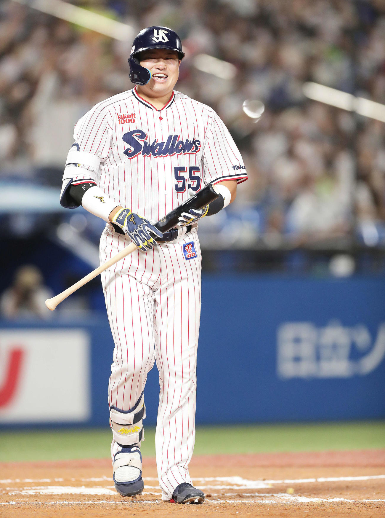 ヤクルト対DeNA 7回裏ヤクルト無死、右越えに56号となるソロ本塁打を放ち、ベンチに向かい満面の笑顔を見せる村上（撮影・河田真司）