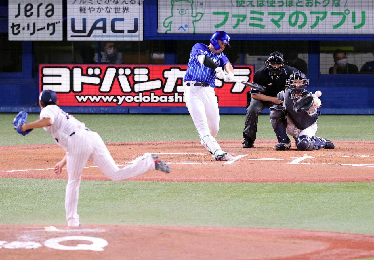 ヤクルト対DeNA 6回表DeNA無死、佐野は左前打を放つ。投手原（撮影・浅見桂子）