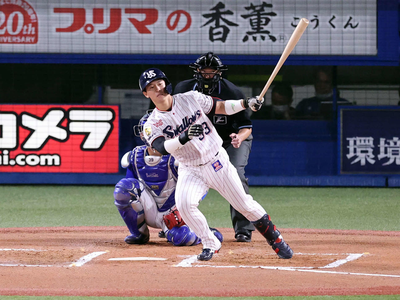 ヤクルト対DeNA 6回裏ヤクルト無死、内山はソロ本塁打を放つ（撮影・浅見桂子）