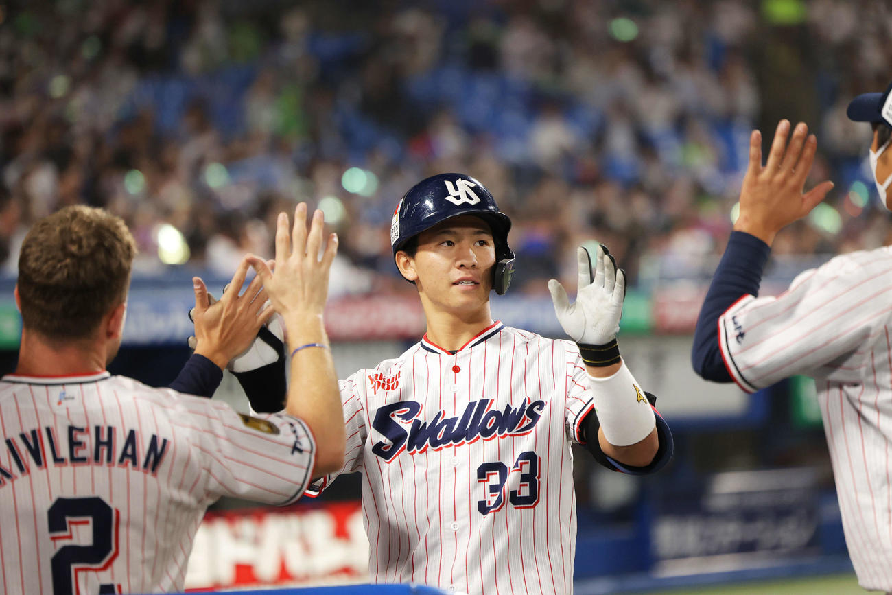 ヤクルト対DeNA 6回裏ヤクルト無死、ソロ本塁打で生還し、ベンチナインに迎えられる内山壮（撮影・河田真司）