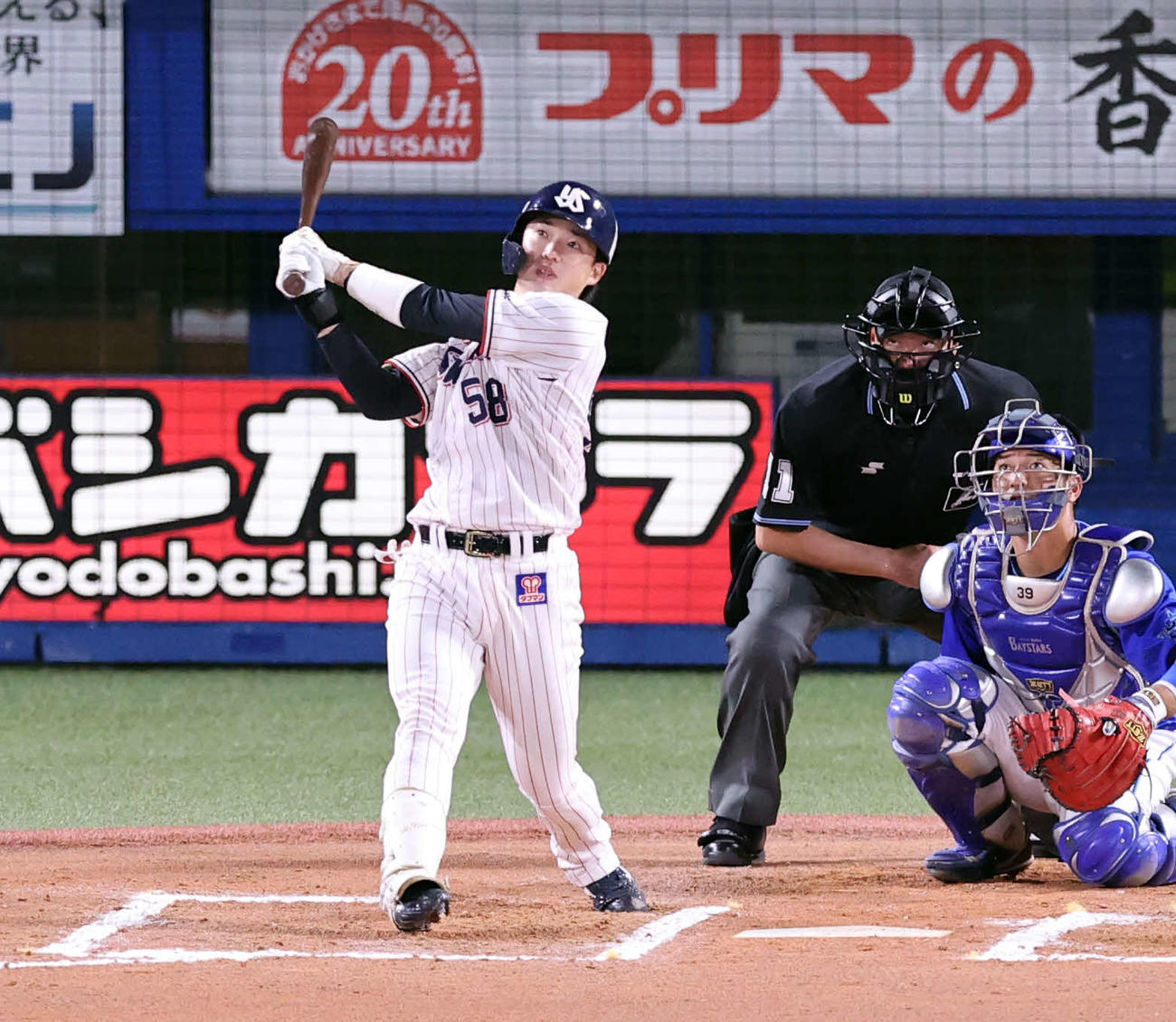 ヤクルト対DeNA 6回裏ヤクルト無死、長岡は2者連続ソロ本塁打を放つ（撮影・浅見桂子）
