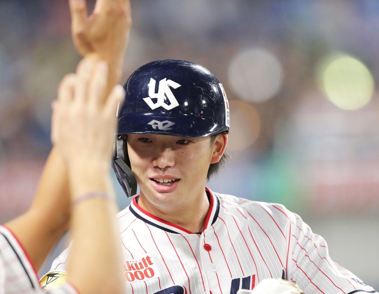 ヤクルト対DeNA 6回裏ヤクルト無死、右越えソロ本塁打で生還し、ベンチナインに迎えられる長岡（撮影・河田真司）