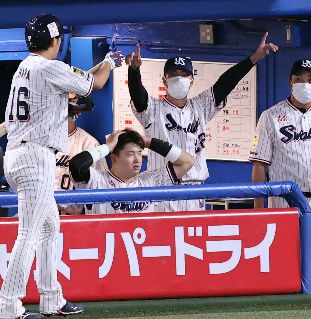 ヤクルト対DeNA 6回裏ヤクルト無死、長岡が2者連続ソロ本塁打を放ち、バンザイする高津監督（右）と驚いたように頭を抱える村上（撮影・浅見桂子）