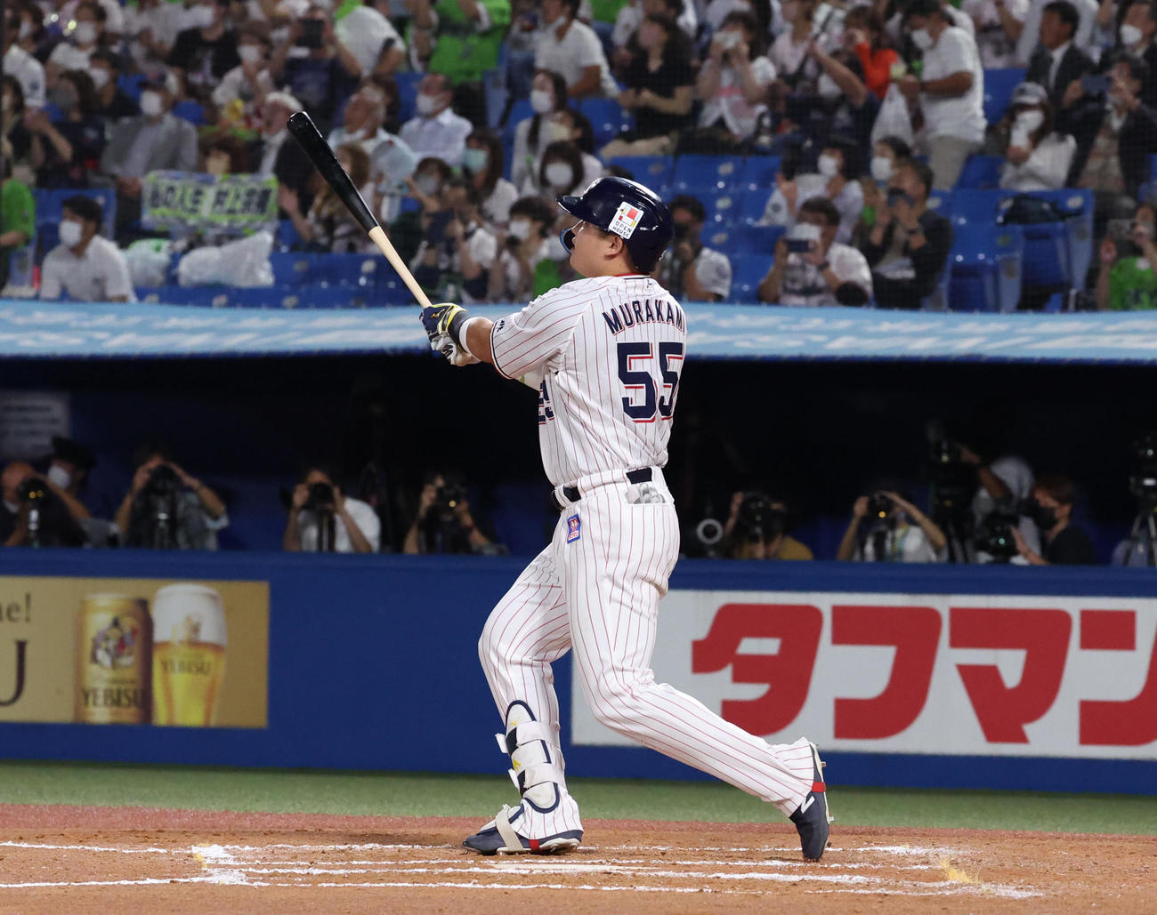 ヤクルト対DeNA 7回裏ヤクルト無死、56号ソロ本塁打を放つ村上（撮影・狩俣裕三）