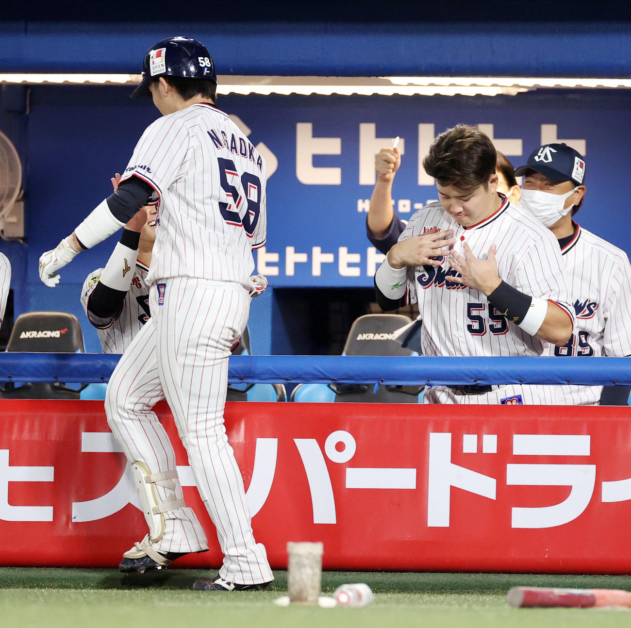 ヤクルト対DeNA 6回裏ヤクルト無死、内山に続いて、ソロ本塁打を放った長岡（左）の背中をさすった後、あやかりたいと自分の胸をさする村上（撮影・狩俣裕三）