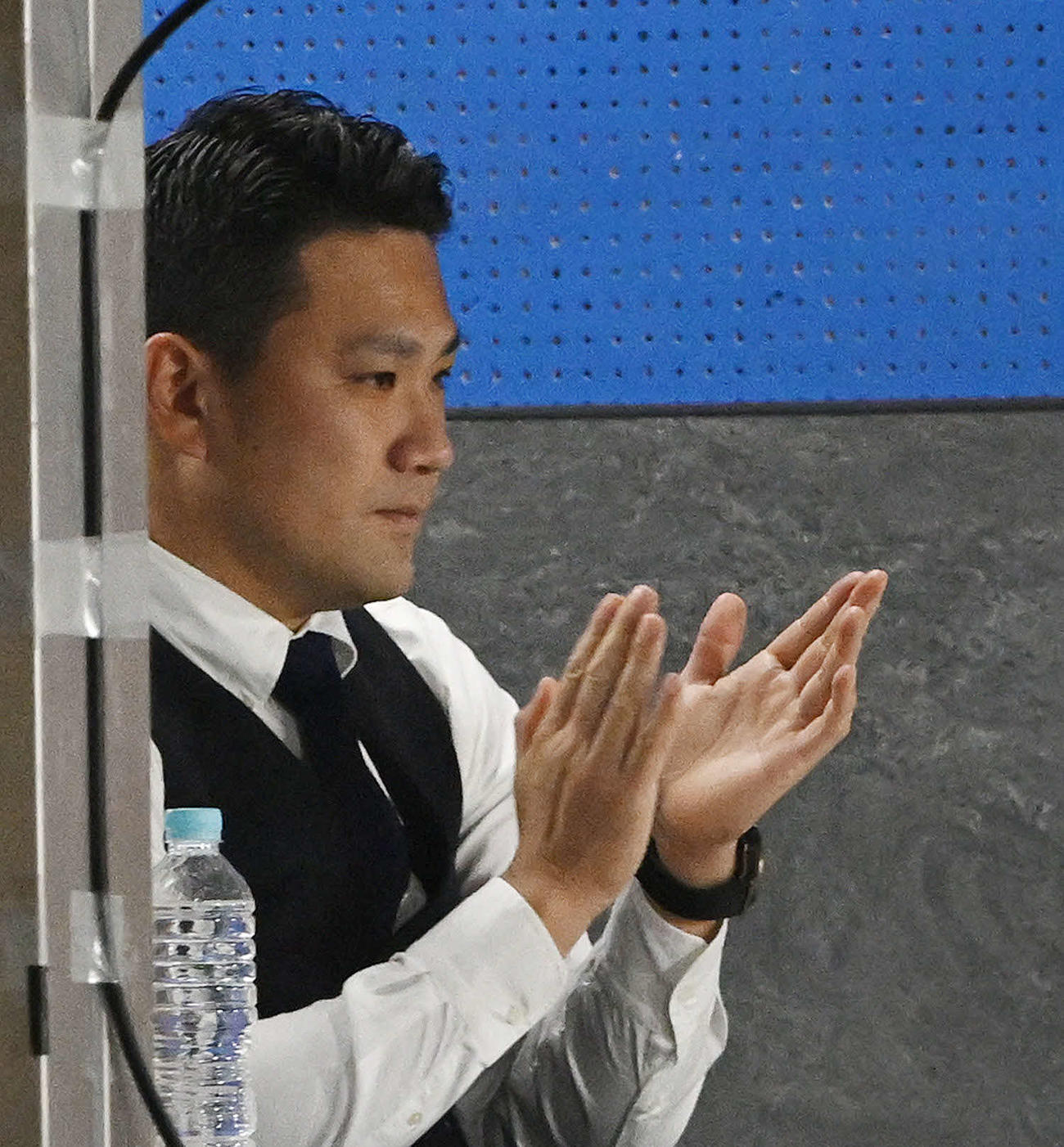 ヤクルト対DeNA 8回裏ヤクルト1死、代打嶋に拍手を送る楽天田中将（撮影・滝沢徹郎）
