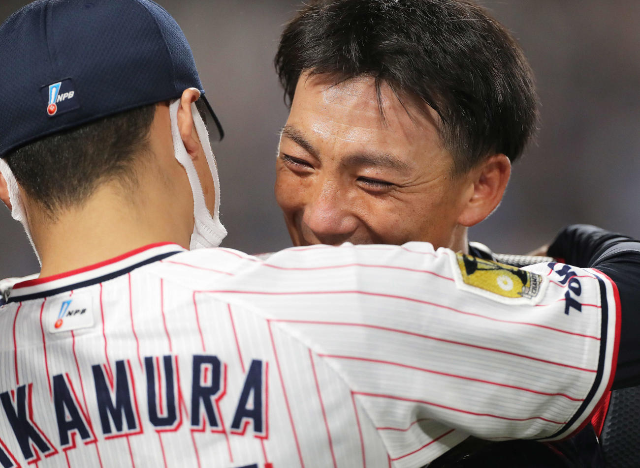 ヤクルト対DeNA 9回表、守備交代でベンチに戻り中村（左）と抱き合う嶋（撮影・河田真司）