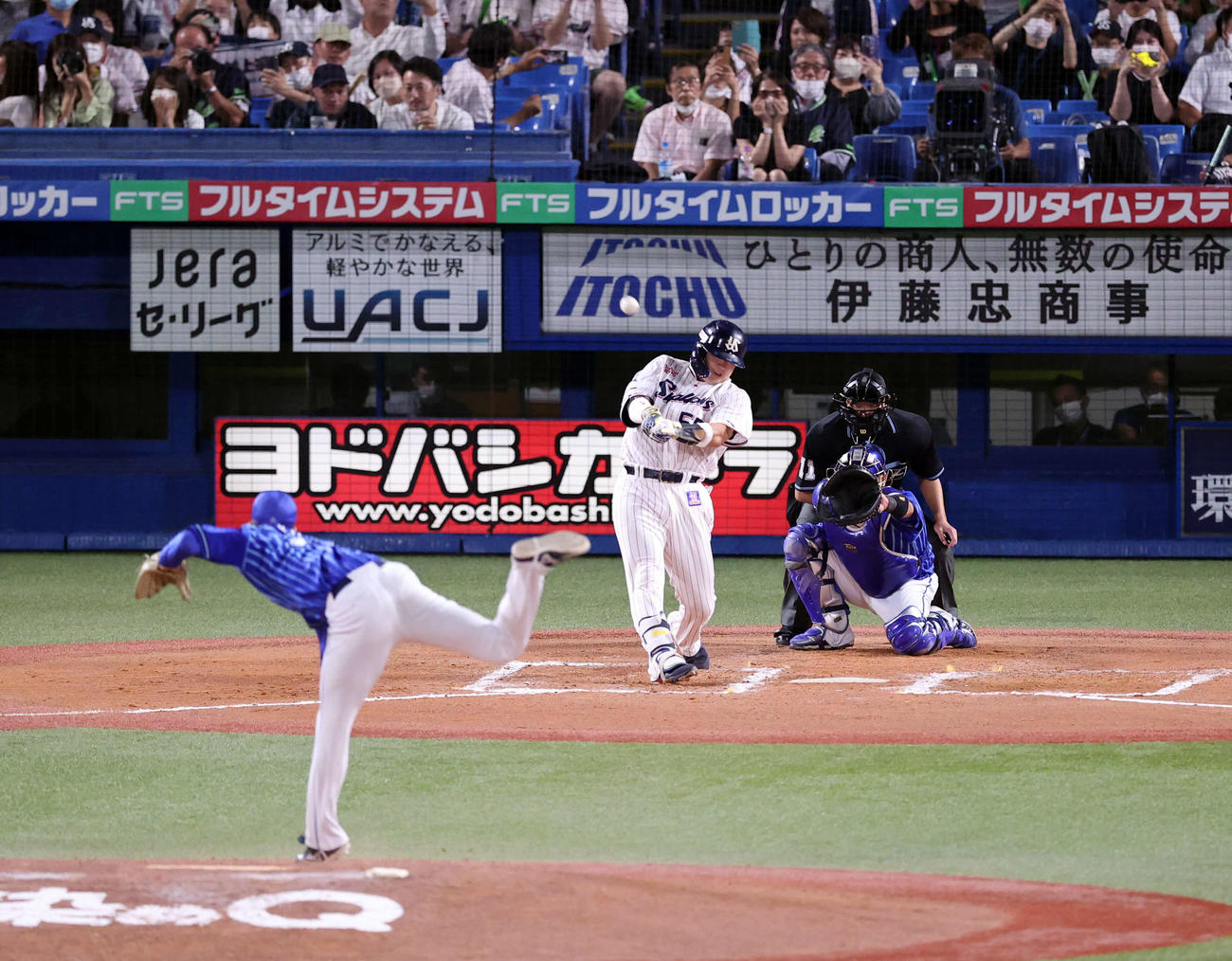 ヤクルト対DeNA 7回裏ヤクルト無死、村上は右越えに56号ソロ本塁打を放つ。投手入江（撮影・浅見桂子）