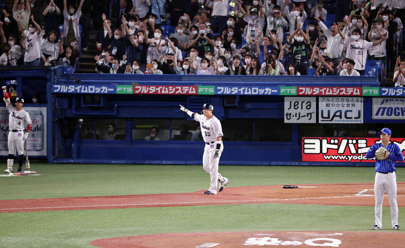 ヤクルト対DeNA 7回裏ヤクルト無死、村上は右越えに56号ソロ本塁打を放ち指さす。投手入江（撮影・浅見桂子）