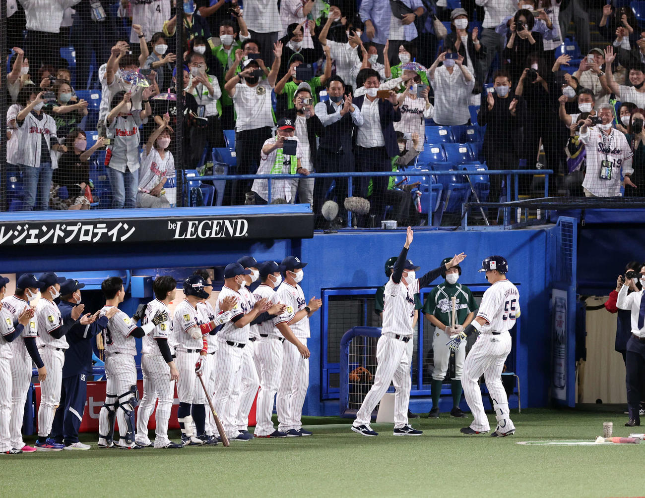 ヤクルト対DeNA 7回裏ヤクルト無死、村上（右）は右越えに56号ソロ本塁打を放ち、高津監督にバンザイで迎えられる（撮影・浅見桂子）