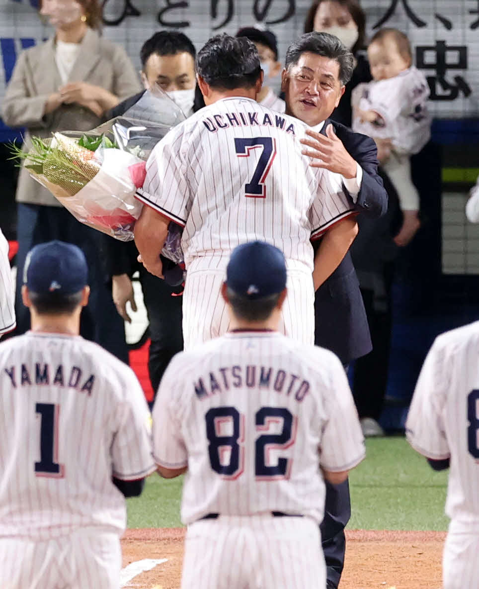 ヤクルト対DeNA　試合後の引退セレモニーで、内川（背番号7）に花束を渡す工藤公康氏（中央）（撮影・浅見桂子）